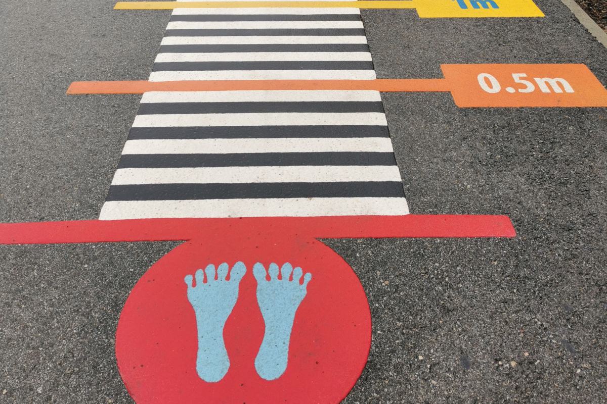 Straßenbemalung mit Meterangabe