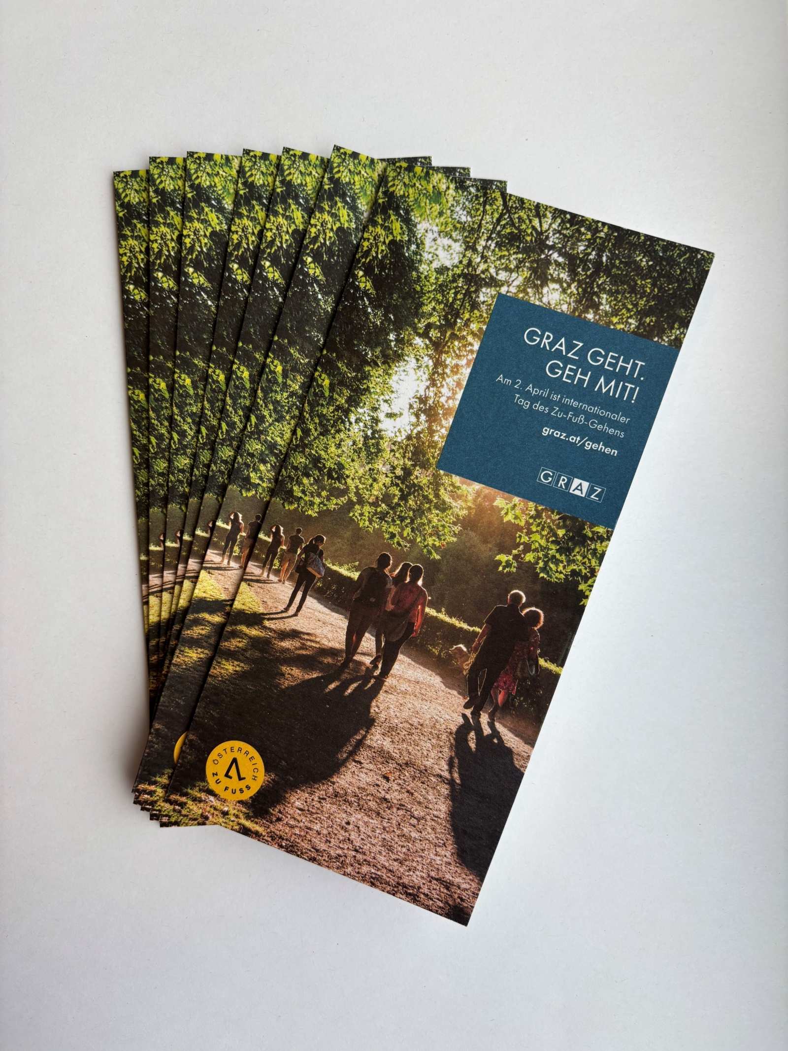 Info-Folder zum Zu-Fuß-Gehen im Rahmen der Verteilaktion zum Tag des Zu-Fuß-Gehens in der Stadt Graz