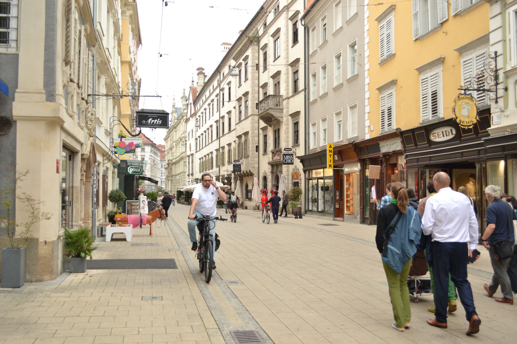Grazer Innenstadt: Links ein Radfahrer, rechts eine Gruppe die geht