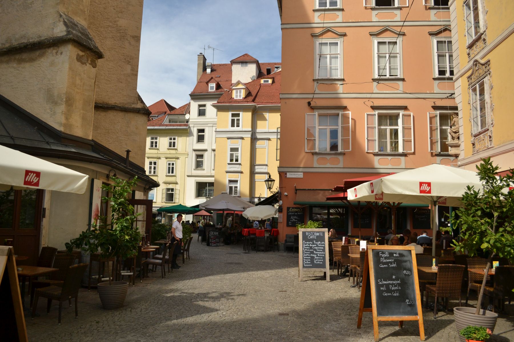 Grazer Innenstadt mit Cafes, Pflasterstein und bunten Häusern