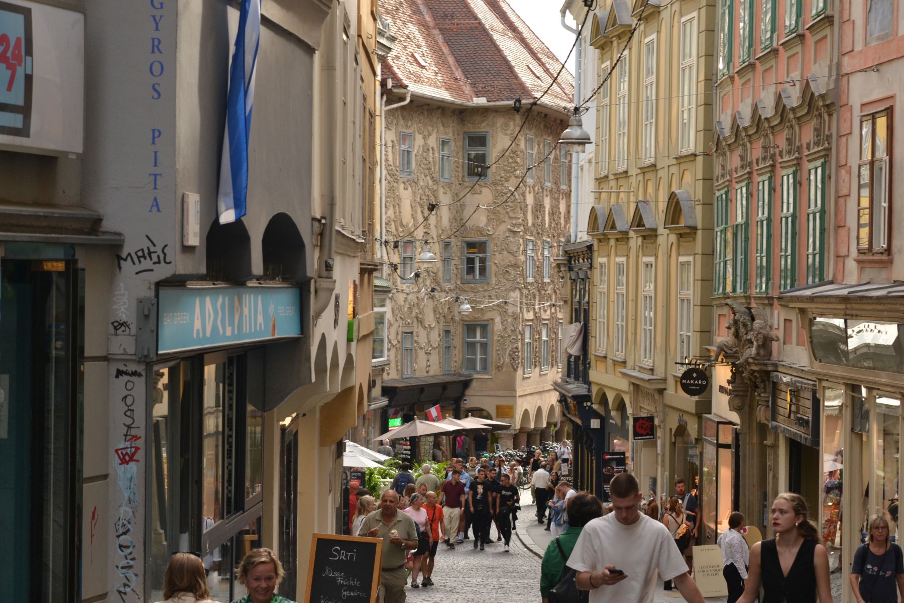 Grazer Innenstadt mit alten Häusern, vielen Geschäften und einer hohen Frequenz an Fußgängern