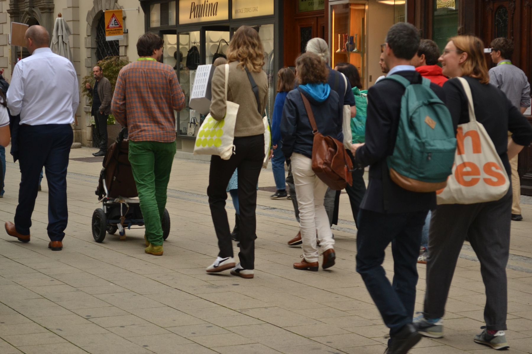 Viele gehende Personen