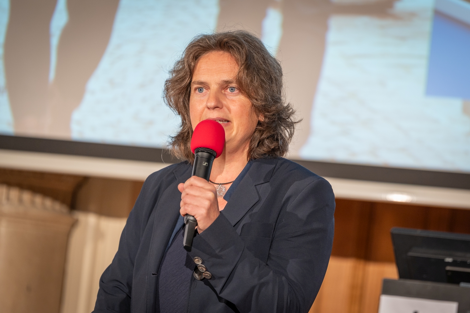 Vortrag - Gut gehen für alle: Was tun Sie eigentlich, Frau Fußgängerbeauftragte? Petra Jens spricht in ein Mikrofon und hält einen Vortrag.