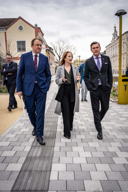 Bundesminister Peter Hanke und Kolleg:innen begehen den Promenadenring in St. Pölten