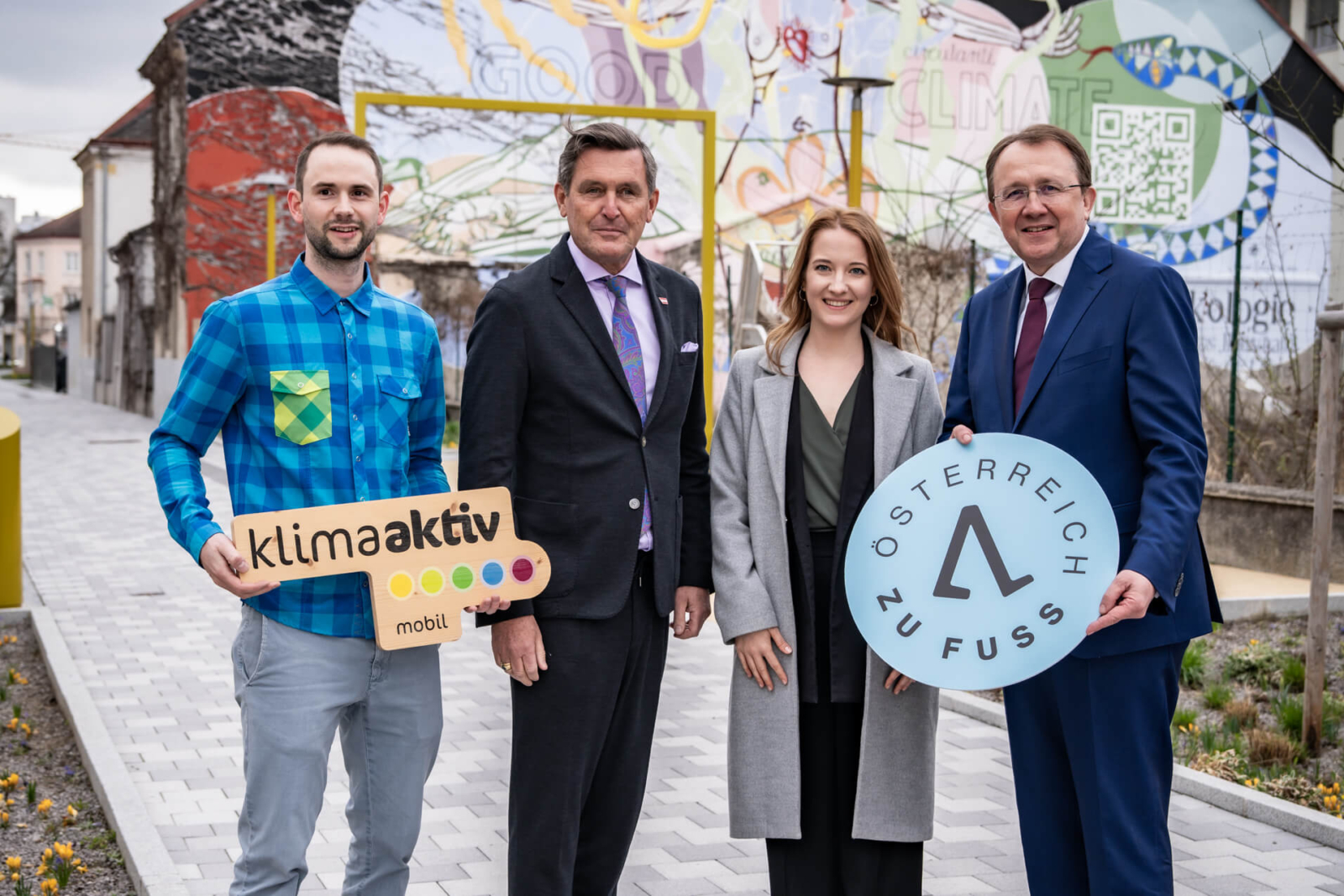 Bundesminister Peter Hanke und Kolleg:innen mit einem Österreich zu Fuß Schild am Promenadenring in St. Pölten