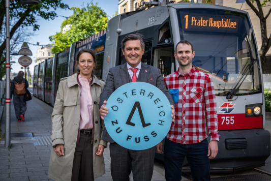 Mobilitätsminister Peter Hanke, Wiebke Unbehaun und Bernhard Kalteis vom BMIMI