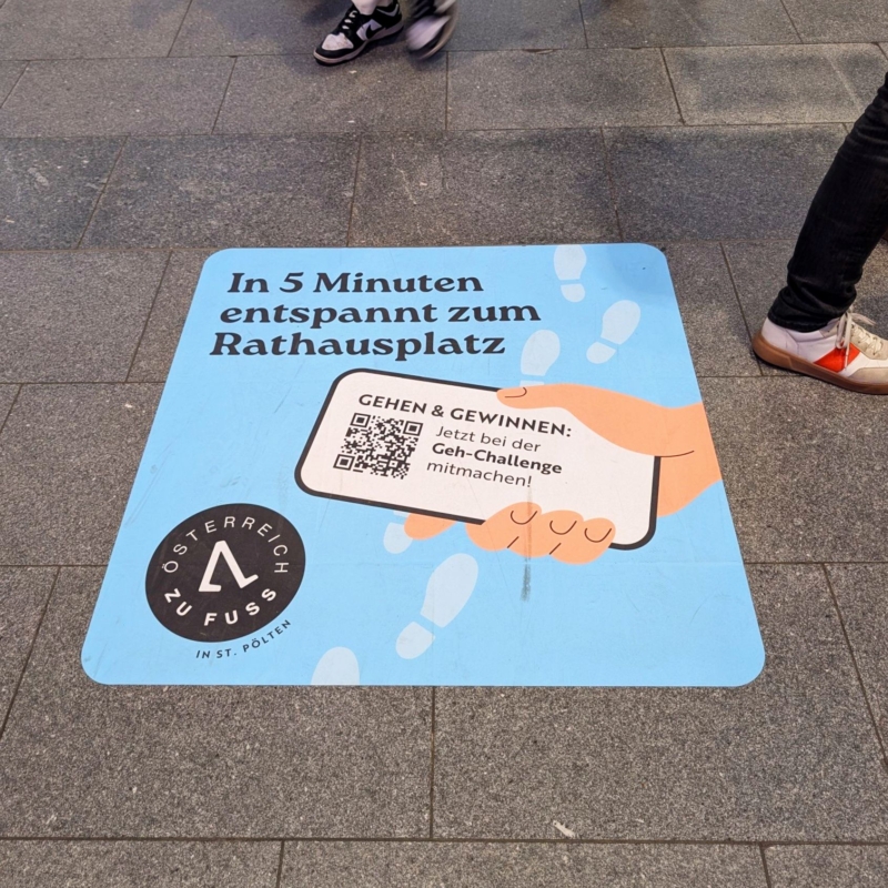 Bodenbeklebung am Bahnhofsgelände: 