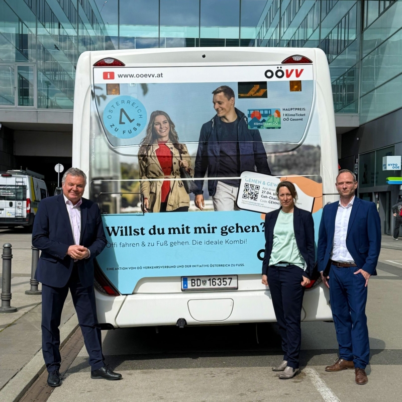 Pressefoto OOeVV Oesterreich Zu Fuss vor Bus-Branding mit 3 Personen